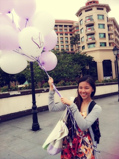 Saw some pixies near Central giving out flyers and balloons! I just had to take a picture with the pastel-coloured balloons cos they're so pretty. (And returned the balloons after that)